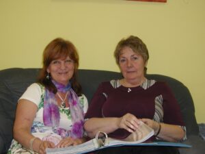 Ajalehte Vesiroosi Sõnumid on kümme aastat koos teinud muusikaõpetaja Janne Kivi (vasakul) ja rühmaõpetaja Marika Männik. Vanu lehti sirvides on hea meelde tuletada, kui palju põnevat on lasteaias aastate jooksul toimunud. Foto: Tiina Vapper