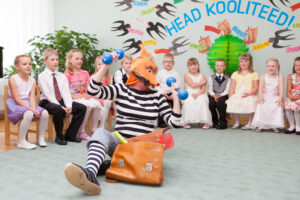 Kärdla lasteaias esinesid  „Karu-aabitsast” tuttavad tegelased. Pidu mindi pidama Palade külla Soera talumuuseumi, kus sai ka kiikuda ja mängida. Fotod: Kärdla lasteaed