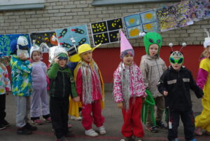 Hoov täitus kiiresti pisikeste kosmilist päritolu tegelastega. Seinal on laste kosmose­teemalised tööd. 