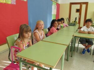 Esimene koolipäev. Elli (vasakult teine) kõrval istub bulgaarlanna Anna. Fotod: erakogu