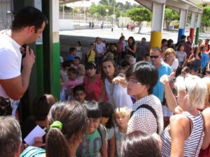 Kooli lõppedes kogunevad lapsed värava juurde ja ükshaaval lubatakse nad välja, kui lapsevanem on tuvastatud.