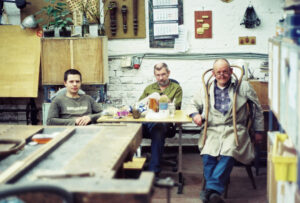 _PLEHT 000025 copy - teejoomine puutöökojas (keskel _ppej_ud, teised kaks ... ei teagi... on mingid tegelased, kes seal alati on)