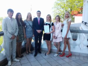 Vasakult: Loo keskkooli õpilasfirma Kerze juhendaja Gunnar Richter ning liikmed Grete-Sylvia Soots, Anna Kaisa Martin, Karmen Timberg, Kristel Soorand ja Marett Mardim.