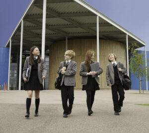 Kuue aastaga põhjast tippu tõusnud Folkestone’i akadeemia üks põhimõtteid on: meie meeskonna liikmed on korrektselt riietatud professionaalid ning ootame õpilastelt samade standardite täitmist. Me ei tee koolivormi küsimuses kompromisse.