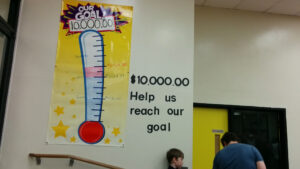 Seinal olev termomeeter näitas, kui palju raha oli neljapäeva keskpäevaks kokku saadud. 