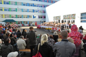 Laulupidu toimus kooli sisehoovis.