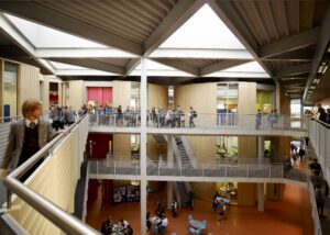 Kool sai muutuda tänu Roger De Haanile, ärimehest filantroobile, kes on pühendunud Folkestone’i ülesehitamisele. Kooli viib edasi põhimõte: ärge leppige kellegi puhul muu kui tema parima tulemusega.