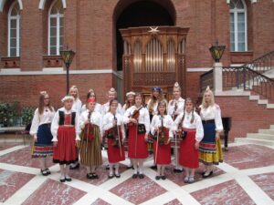 Folkansambliga Pillipiigad on ta läbi sõitnud peaaegu kogu Euroopa.