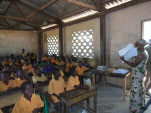 Klassiruum näeb välja üsna trööstitu. Õppevahendeid napib, aga see-eest jagub lastel õpihimu küllaga.