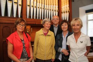 Kooli aastapäev on loomuldasa vilistlaspäev. Uus koht, kus pilti teha.