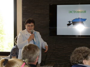 Niina Peerna Eesti delegatsiooni tutvustamas.