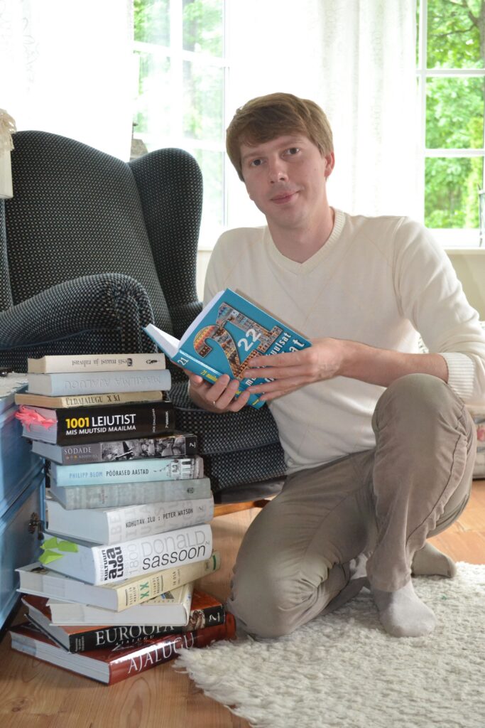 Madis Somelar oma raamatuvirnaga.