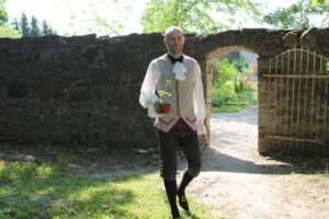 Hiiumaa ametikooli direktor Ülo Kikas kannab kostüümi igasuvise „Unustatud mõisate” külastusmängu puhul, mil traditsiooniliselt on avatud lossikohvik ja toimuvad ekskursioonid. Sel aastal jääb külastusmäng restaureerimistööde tõttu siiski ära. 