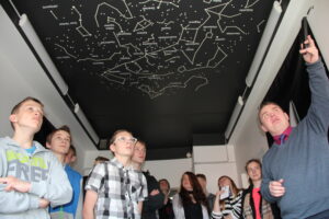 Lagedi kooli 6.–8. klass külastamas Mektory kosmose­keskust.