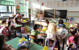 Itaalia kool on iga aastaga aina mitmekultuurilisem. Suurimad etnilised rühmad on albaanlased, marokolased,    rumeenlased ja hiinlased. Sisserännanute lapsi, kelle keeleoskus ei vasta klassi tasemele, aitavad klassis abiõpetajad. Fotod: nädalaleht Corriere Italiano