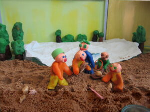 Multifilme tehes arenesid väikeste filmitegijate kõik meeled, fantaasia ja motoorika. Esimene multifilm oli „Aaretejaht“.