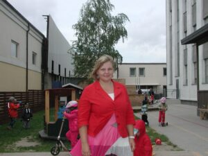 18. augustil, kui rühm avati, ei olnud kõik lapsed veel suvepuhkuselt tagasi jõudnud. Õpetaja Terje Tenso ütles rõõmsalt , et ees ootab huvitav aasta, kui õpitakse vastastikku –  tema õpetab lastele inglise keelt, nemad talle oma emakeeli.