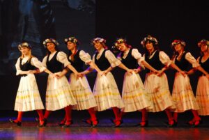 Kullaketrajate repertuaaris on nii eesti kui ka teiste rahvaste tantse.