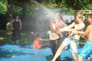 Ehitasime laagrisse libisemisraja ja pidasime mitu korda päevas veesõda. 