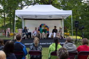 Orulaval arutlesid teemal „Klassikalise kooli viimased päevad?” (vasakult): New Yorgi ülikooli ajaloodoktorant Aro Velmet, kasvatusteadlane Tiiu Kuurme, keemiaõpetaja Martin Saar, e-õppe visionäär Robert Peetsalu ning HTM-i üldharidusosakonna asejuhataja Pille Liblik. Foto: Kärt Vajakas