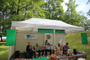 Hariduslava arutelul „Kas kodulähedane     hea kool on võimalik?” osalesid (vasakult): Noored Kooli programmi vilistlane ja haridusaktivist Triin Toomesaar, Tartu linnavalitsuse haridusosakonna     asejuhataja Toomas Liivamägi, haridus- ja teadusministeeriumi kantsler Janar Holm, Ida-Virumaa noortevolikogu esimees, 10. klassi õpilane Elisabeth    Purga ning Tallinna ülikooli sotsiaalpoliitika/majanduse lektor ja doktorant Triin Lauri. Foto: HTM