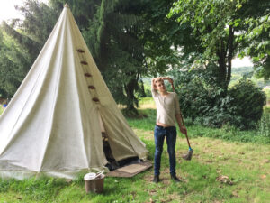 Laagriplats koosnes ühest peamajast, telkidest ja magamisehitistest – indiaanitelkidest, hüttidest või sõjaväetelkidest.