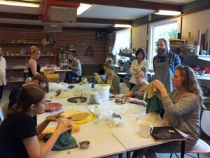 Tund rahvaülikooli keraamikaklassis.