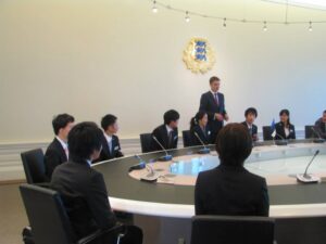 Peaminister Taavi Rõivase vastuvõtu märkisid paljud Eestit külastanud Jaapani tudengid üheks meeldejäävamaks sündmuseks. „Ma ei ole näinud kunagi Jaapani peaministrit, kuid Eesti peaministriga olen istunud ühe laua taga,” ütles Kenichiro Endo. Fotod: Eesti noorsootöö keskus