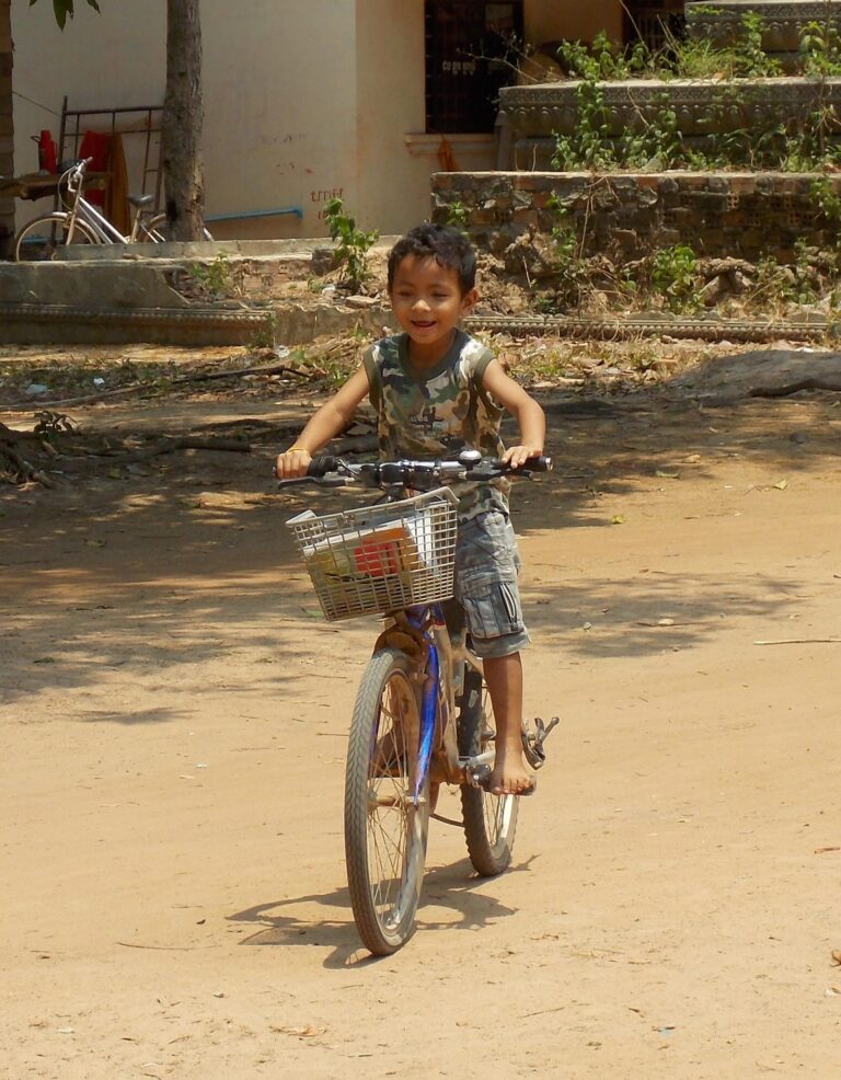 See viieaastane kooli väntav poiss soovib igal võimalusel tahvli juurde pääseda – seepärast andsime talle ka uue hüüdnime: õpilane Kiir.