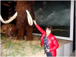 Professor Miia Rannikmäe mammutiga. Foto: erakogu