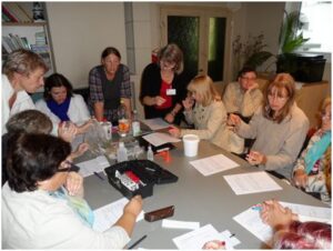 Õpetaja Ilona Lille tutvustab õuesõppe võimalusi. Foto: erakogu