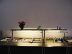 Lapsed ütlevad õpetaja abile, mida ja kui palju nad süüa soovivad. Suuremad lapsed saavad ka ise endale toitu tõsta. 