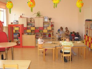 Loksa Õnnetriinu lasteaia uue maja avamisest möödub õpetajate päeval, 5. oktoobril täpselt aasta. Kõik seitse rühma on sisustatud Narva mööblitootja Vireltoni mööbliga. Värvilahendus on igas rühmas erinev.   Fotod: erakogu