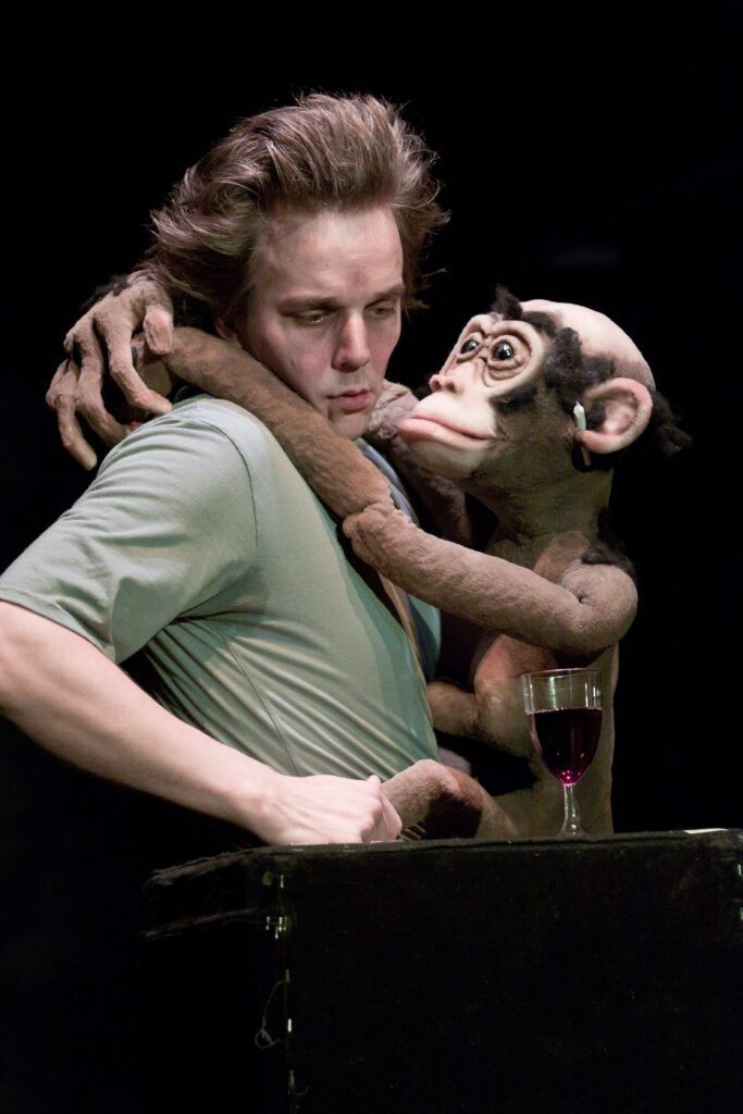 Taavi Tõnisson sõltlasena „Ajuloputuse“ lavastuses. „Mida päriselus tähendab hetk, kus sa julged endale oma probleemi tunnistada? See on juba väga kriitiline piir,“ mõtiskleb näitleja. Foto: Jaana Süld