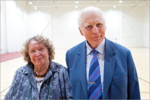 30 aastat koolijuhataja olnud Heino Einer külastamas koos abikaasa Sinaidaga Abja kooli uut spordihoonet. Foto: Ülo Soomets