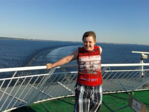 Karl-Mattias, kes just tähistas oma 14. sünnipäeva ja kelleta Mattiase põhikooli tõenäoliselt polekski. Hindamatu osa kooli sünnis on olnud ka tema vanaemal, kes viimased viis aastat Ave Kalmuse pikkadel õhtustel ja nädalavahetuse töötundidel Karl-Mattiasel silma peal hoidis.