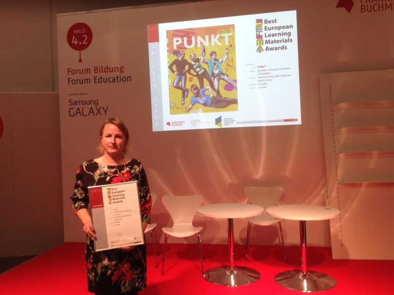 Diplom, mis anti Frankfurdi messil auhinnatseremoonial üle Koolibri kirjastuse peatoimetajale Kadri Haljamaale, kinnitab järjekordselt eesti õppekirjanduse kõrget taset. Foto: Koolibri