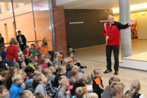 Käsipallur Riho-Bruno Bramanis Kurtna koolis oma Jaapanis veedetud ajast rääkimas. 