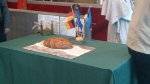 Rahuleib. Berliinis küpsetatud leiva jaoks kasvatati rukist kaheteistkümnes Euroopa riigis, mis pärast Berliini müüri langust iseseisvusid. Seeme pärineb Berliini endisest „surmatsoonist” – piiritsoonist kahe Saksamaa vahel. Põllumajandusminister Ivari Padar tutvustab rahuleiva algatust. Taamal rukkikuningas Hans Kruusamägi. 