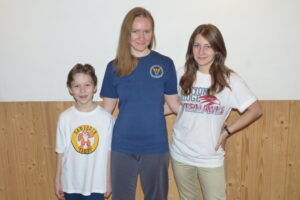 19. ok­toobril, päeval, mil Emili Eestist ära lendas, oma Ameerika koolide T-särkides. Kooli sümbol on alati mingi tore loom, olgu selleks siis Marko koolil mõõkhambuline tiiger, minu koolil fööniks või Emili koolil jõehaugas. Minu kooli särgi tagumisel küljel seisab õpilaste valitud juhtmõte: „Ära rahuldu keskpärane olemisega. Keskpärasus on põhjale sama lähedal kui tipule.” Fotod: erakogu