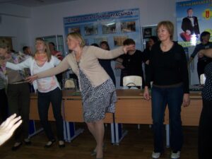 Oluline on end arusaadavaks teha ja järgida põhimõtet „üks õpetaja, üks keel”. See oleneb juba õpetajast, kas ta on pikali, püsti, tantsib või laulab.