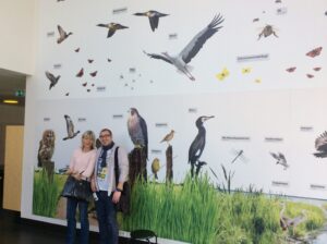 Kadrioru saksa gümnaasiumi õppejuht Sirje Kaljula ja E4F programmi koordinaator Klemen Slabina Kopenhaageni Ørestadi koolis, kus seinadki õpetavad.