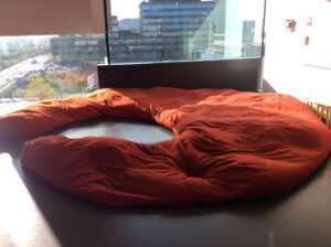 Klassiruum Hollandi koolis. Kõvade toolide asemel on pehme madrats.