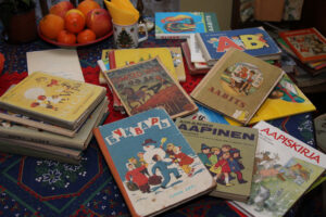 Kuigi Helgi sõnutsi ei ole ta kirglik aabitsakoguja, on ajapikku tema kätte jõudnud oma paarkümmend aabitsat nii eesti, läti, leedu, vene, soome, rootsi kui ka viipekeeles.