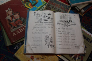 Selle tiitel- ja lõpulehtedeta viipekeele aabitsa leidis Helgi vanapaberi hulgast, mille lapsed kooli tõid. Fotod: Victoria Parmas 