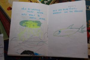 ˇEestikeelseid aabitsaid on ilmunud poolesaja ringis, aga kõige rohkem innustab lugema oma vanaema tehtud raamat. Vanaema Helgi kirjutatud ja lapselaps Sandri joonistatud ühe loo aabits „Silk ja välk”.