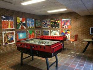 Taani kool on sotsiaalelu kese. Söögivahetunnil keeratakse muusika kohviku juures põhja, mängitakse pingpongi ja teisi lauamänge. Õpilased ei ole nii stressis ja väsinud kui Eestis. 