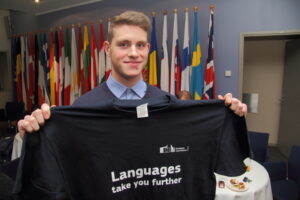 Carl-Caspar Kohvi autasustati keeleõpet propageeriva särgiga.