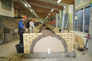 Võlvkaare ehitamine „Jõulukellu” võistlusel Vana-Võidus.