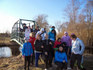 Paide lasteaia töötajad hoolivad oma tervisest. Pildil poseeritakse Seitsme Silla matkal.